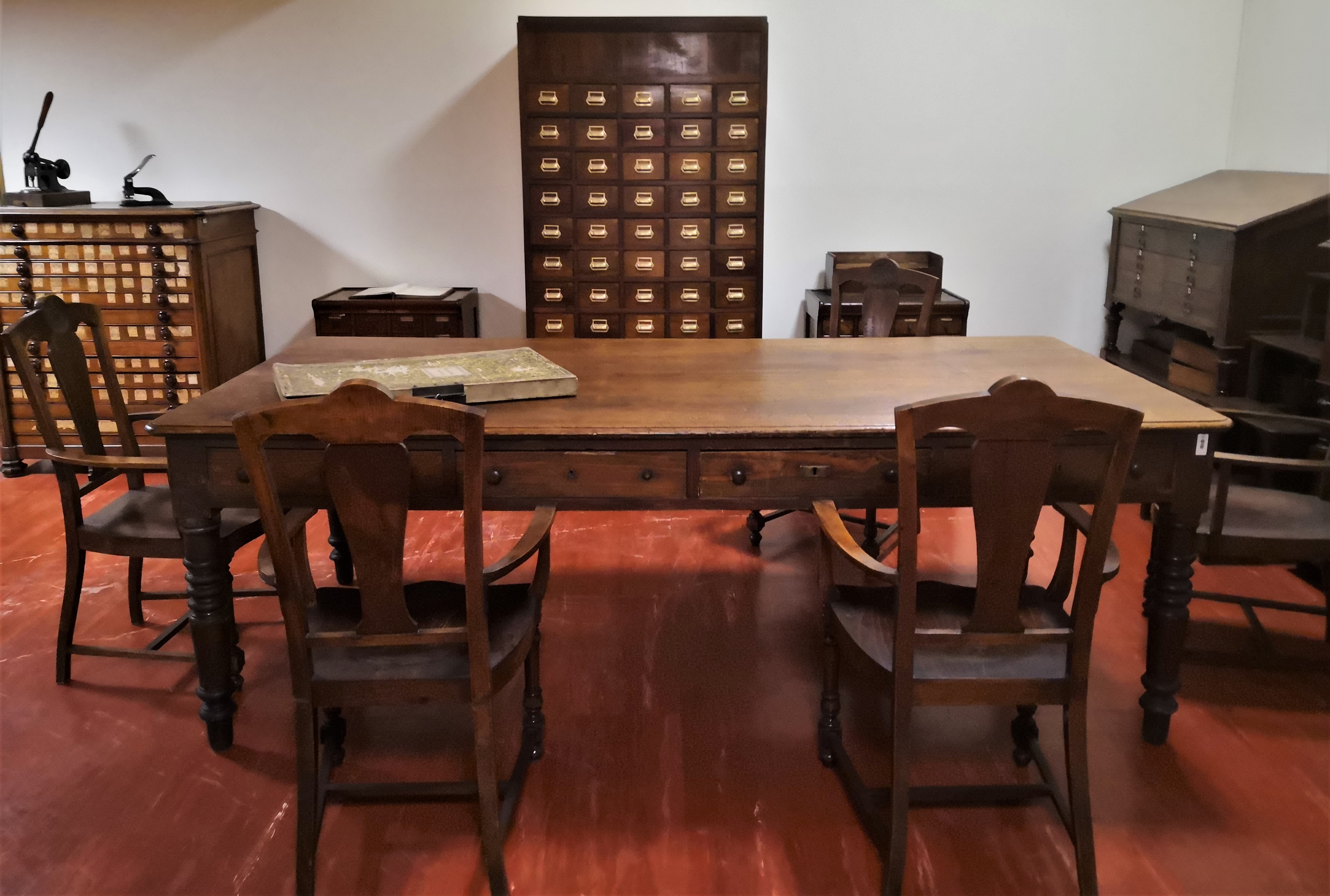 Recentemente è stato recuperato il mobilio delle sale della precedente sede della Biblioteca di via Po 18. Grazie ad alcune fotografie storiche è stato possibile ricostruire parte dell’arredo caratterizzato dalla presenza di schedari di varie epoche e cassettiere funzionali all’attività in biblioteca, leggii, tavoli di consultazione, sedie con le iniziali intrecciate della Biblioteca Nazionale. Epocale fu infatti l’introduzione a inizio XX secolo degli schedari mobili Staderini.